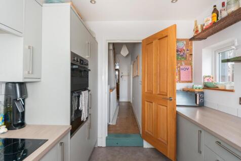 7M2RBR - Kitchen A.jpg