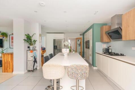 1D0LEIG - Kitchen B.jpg