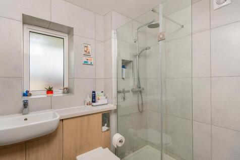 1D0LEIG - Ensuite A.jpg