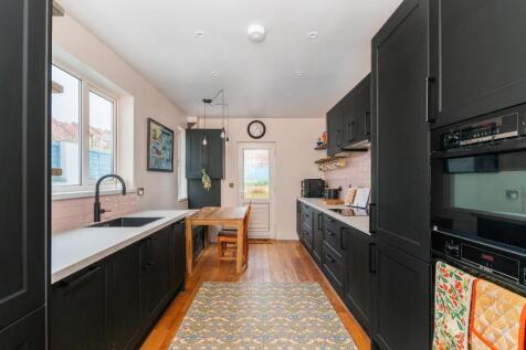 2W4RBN - Kitchen G.jpg