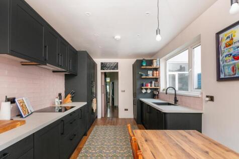 2W4RBN - Kitchen D.jpg