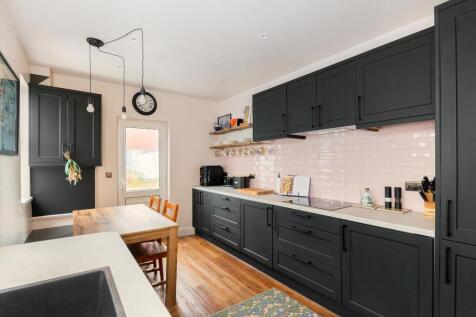 2W4RBN - Kitchen E.jpg