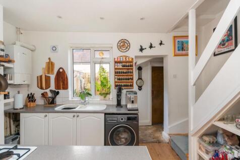 0M2SVP - Kitchen E.jpg