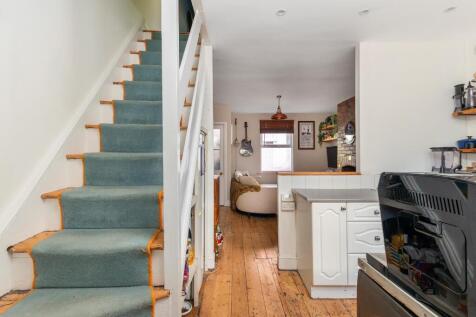 0M2SVP - Kitchen A.jpg