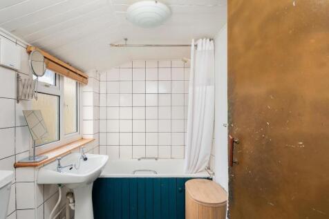 0M2SVP - Bathroom C.jpg