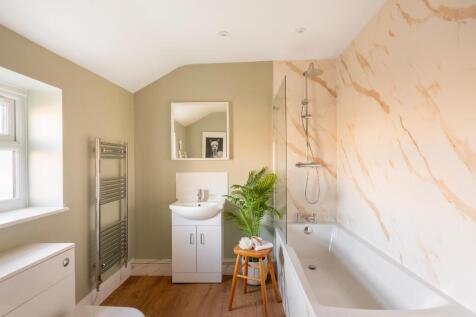 2R1RGK - Bathroom B.jpg