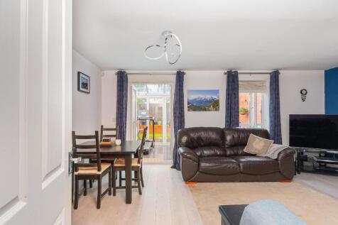 2G8CWCV - Living Room E.jpg