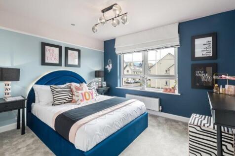 Double bedroom in detached 4 bedroom home