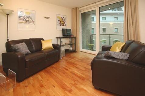 48 Dolphin Quays - living area - Expedia.jpg