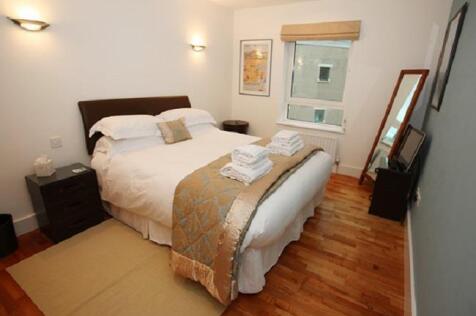 48 Dolphin Quays - master bedroom - Expedia.jpg