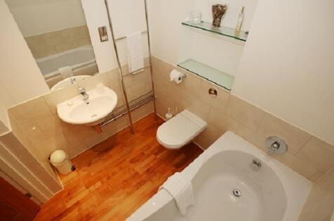 48 Dolphin Quays - family bathroom Expedia.jpg