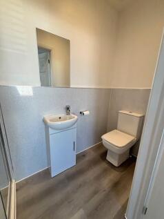 128 West Road ensuite .jpg