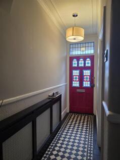 28 leigh hallway .jpg