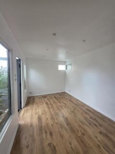 28 Leigh Garden room .jpg