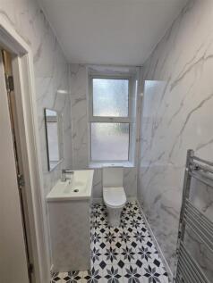 78a Kingswood toilet .jpg
