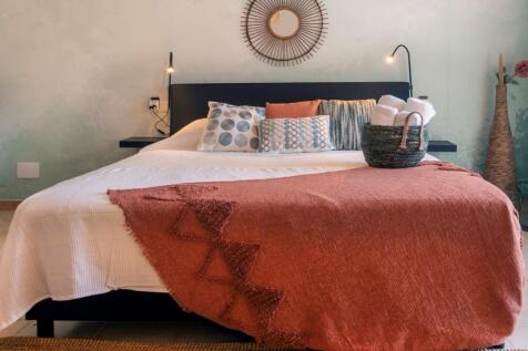 Elegant guest bedroo