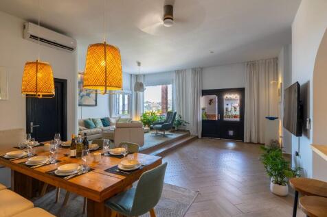 Bright dining area w