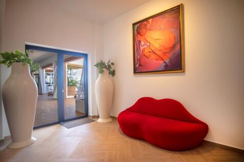 with cosy sitting ar