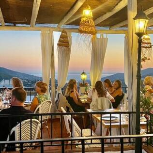 Indoor dining room i