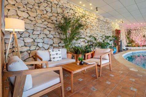 Quiet inner patio wi