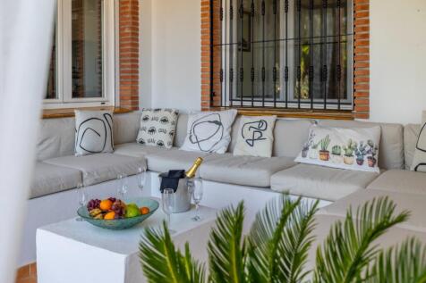 Covered outdoor dini