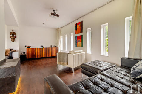 8605532-interiorW...