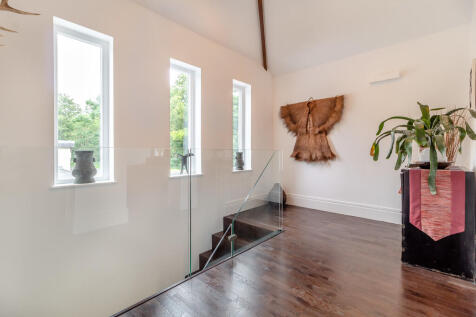 8605532-interior1...