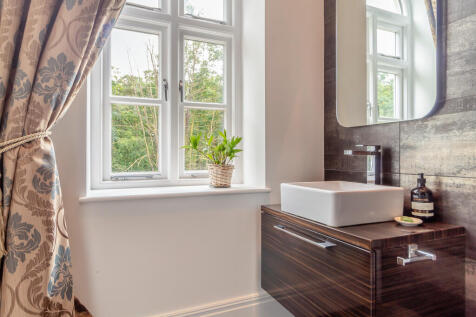 8605532-interior1...