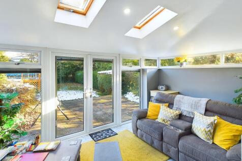 CAM04233G0-PR0011-STILL037