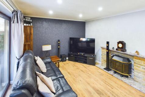 CAM04233G0-PR0011-STILL028