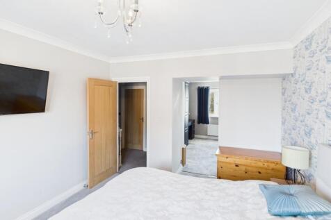 CAM04233G0-PR0017-STILL029