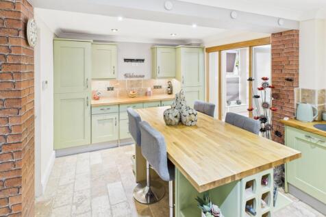 CAM04233G0-PR0025-STILL013