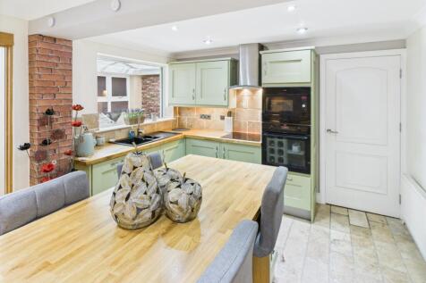 CAM04233G0-PR0025-STILL018