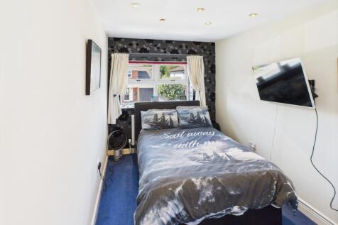 CAM04233G0-PR0025-STILL029