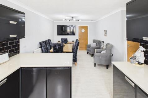 CAM04233G0-PR0027-STILL004