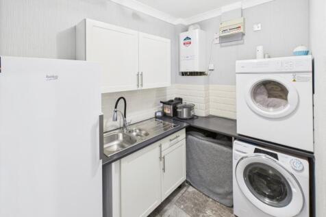 CAM04233G0-PR0027-STILL010