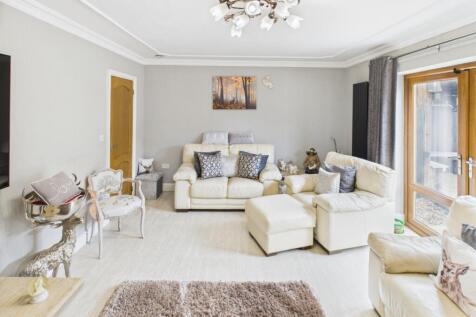 CAM04233G0-PR0027-STILL017