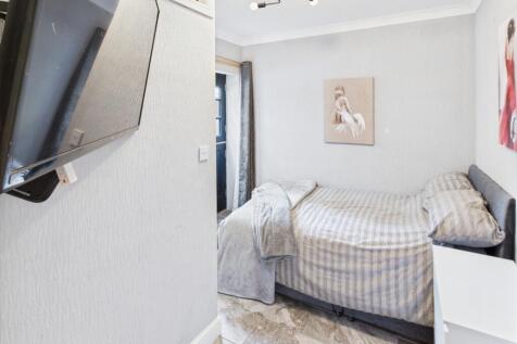 CAM04233G0-PR0027-STILL012