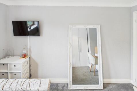 CAM04233G0-PR0027-STILL034