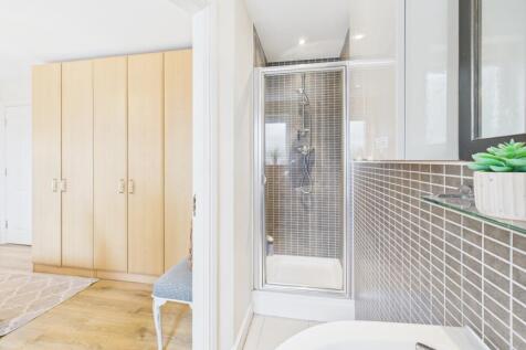 CAM04233G0-PR0033-STILL028