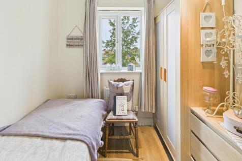 CAM04233G0-PR0033-STILL036