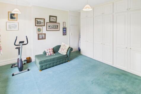 CAM04233G0-PR0042-STILL021