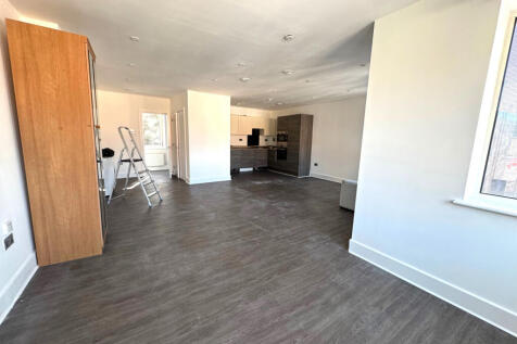 2 Bed Flat to rent High Road, Southall UB1