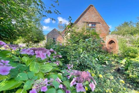Cottage, Stables, Hay Loft &amp; Paddocks