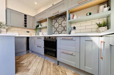 FABULOUS KITCHEN / DINING &amp; FAMILY ROOM