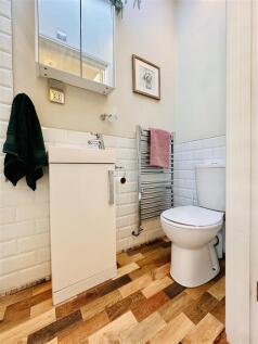 EN-SUITE SHOWER ROOM