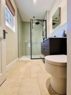 EN-SUITE SHOWER ROOM