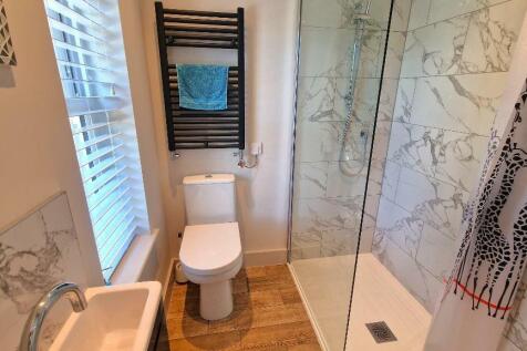 En-suite to Bedroom 3