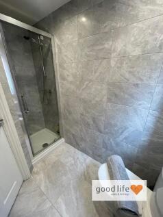 en suite21newtonave.jpg