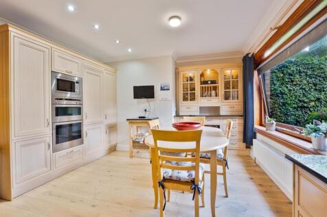 8 - Kitchen.jpg
